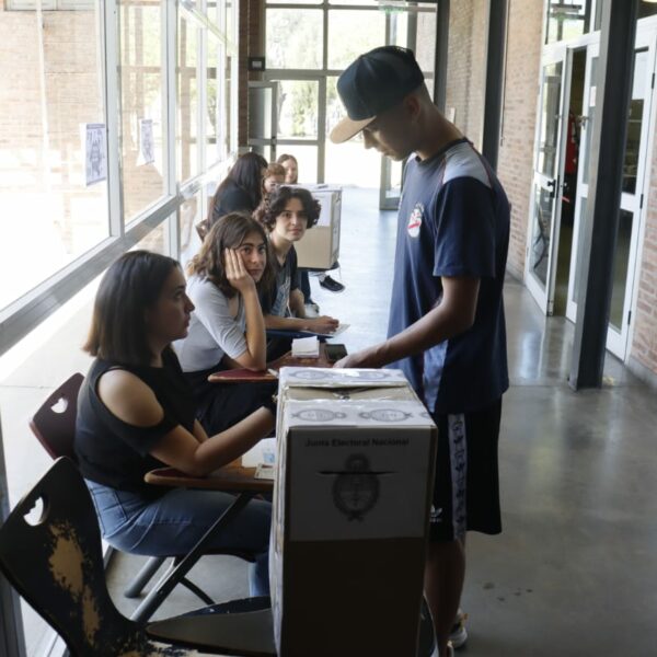 imagen alusiva a un joven simulando una votación en la actividad